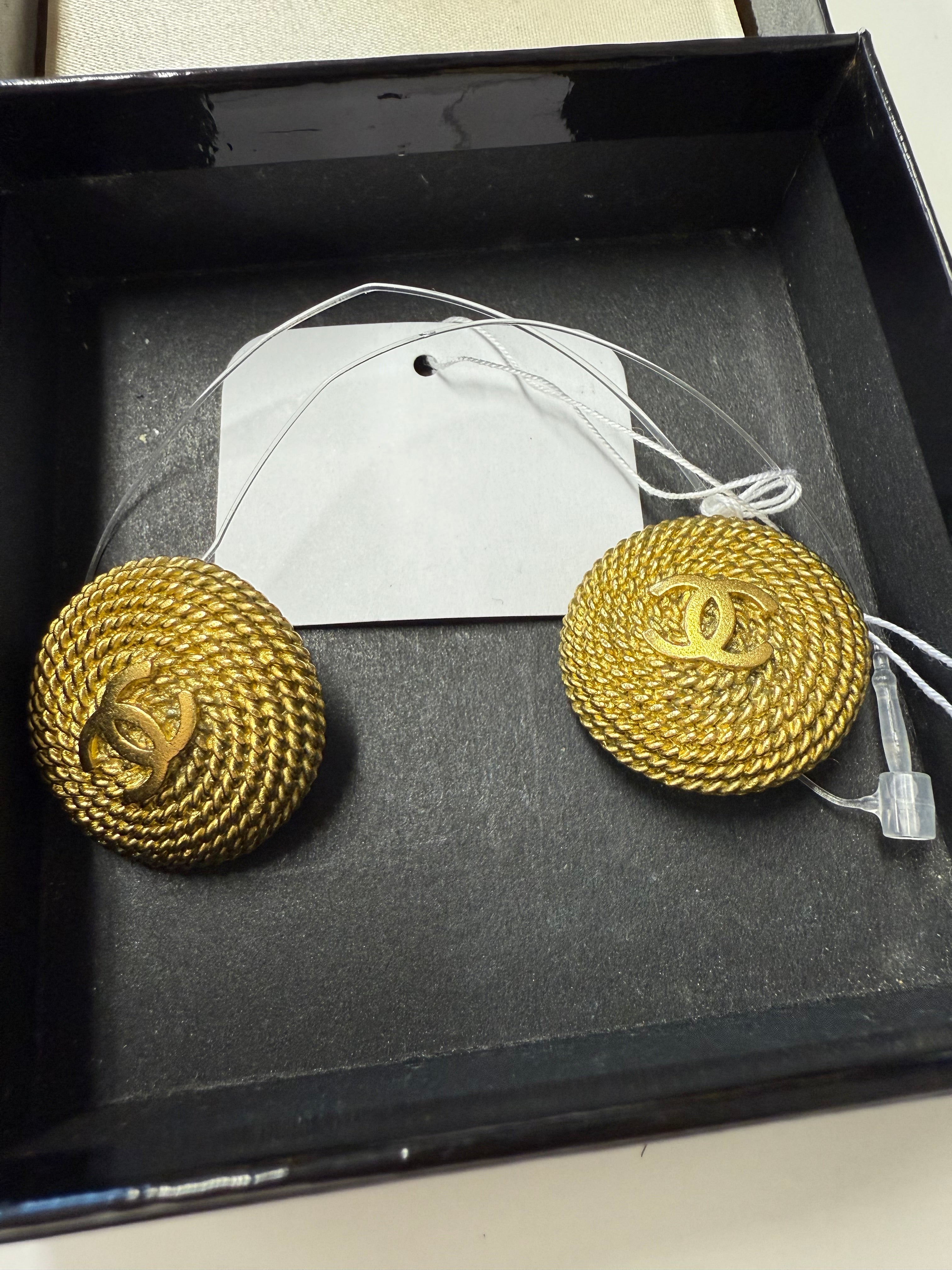 Kurlykrystal Chanel earrings JP