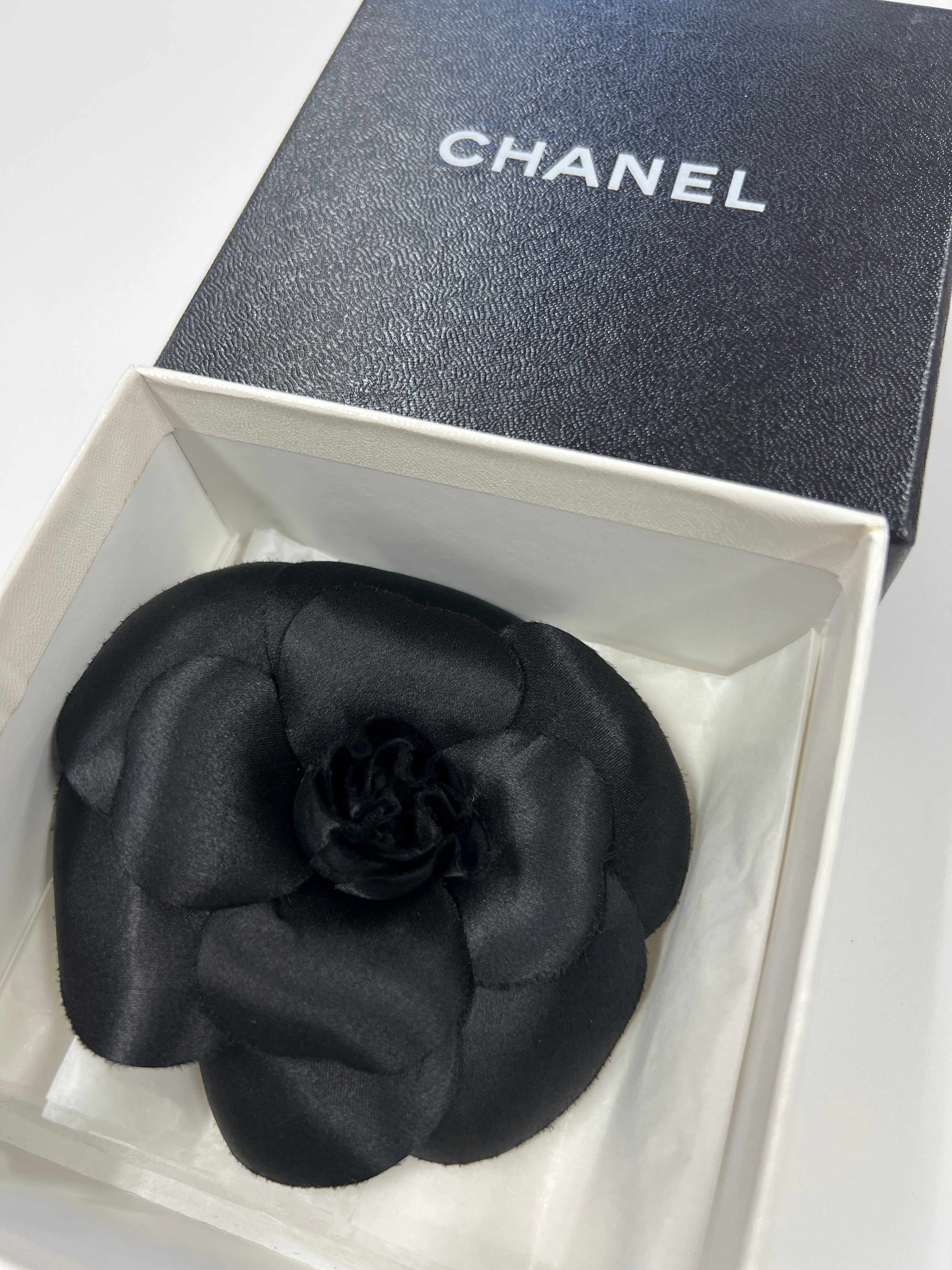 Sara.betar_Chanel camellia_JP