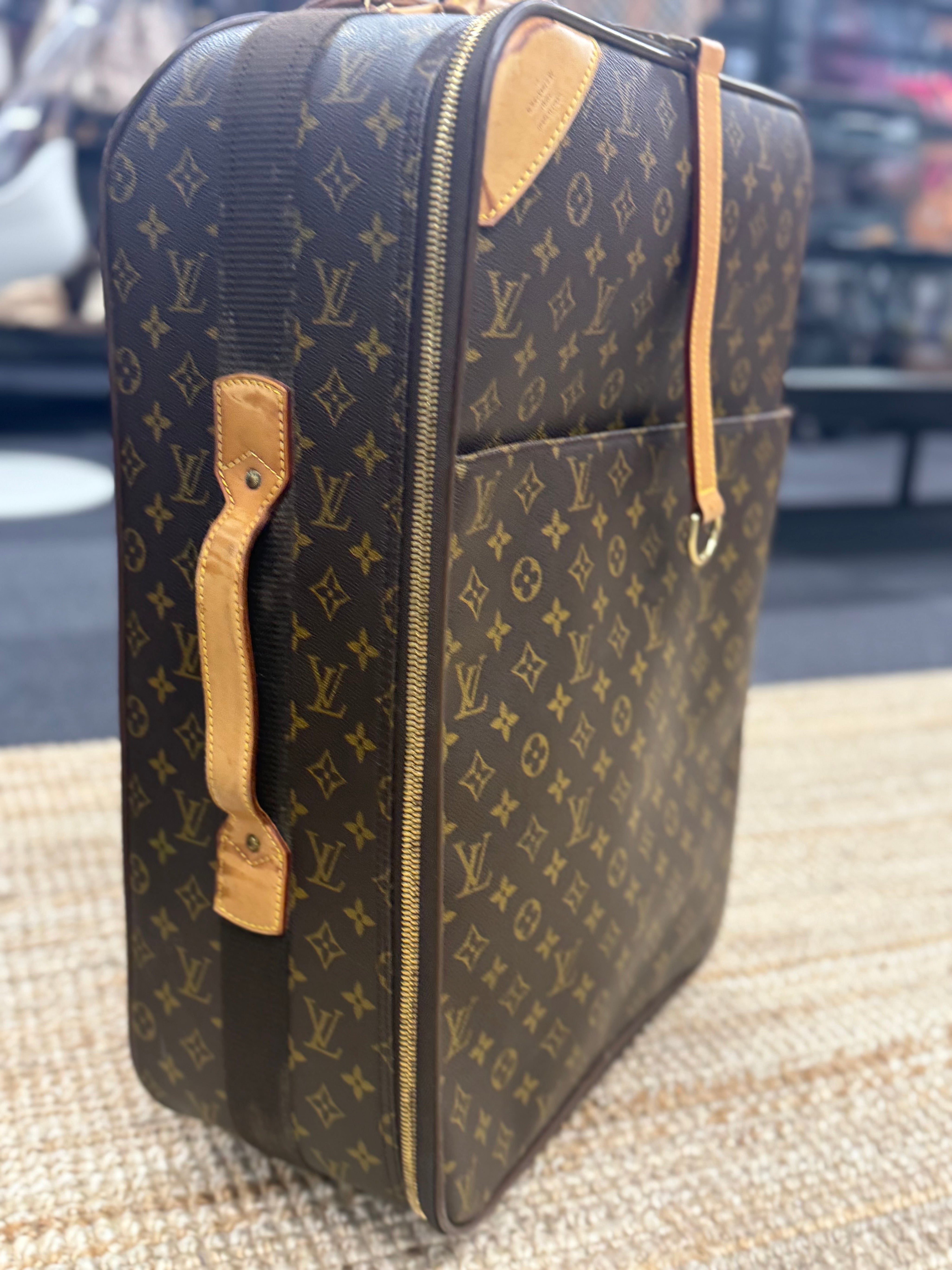 margot.loves.amaroks_LV suitcase•JP