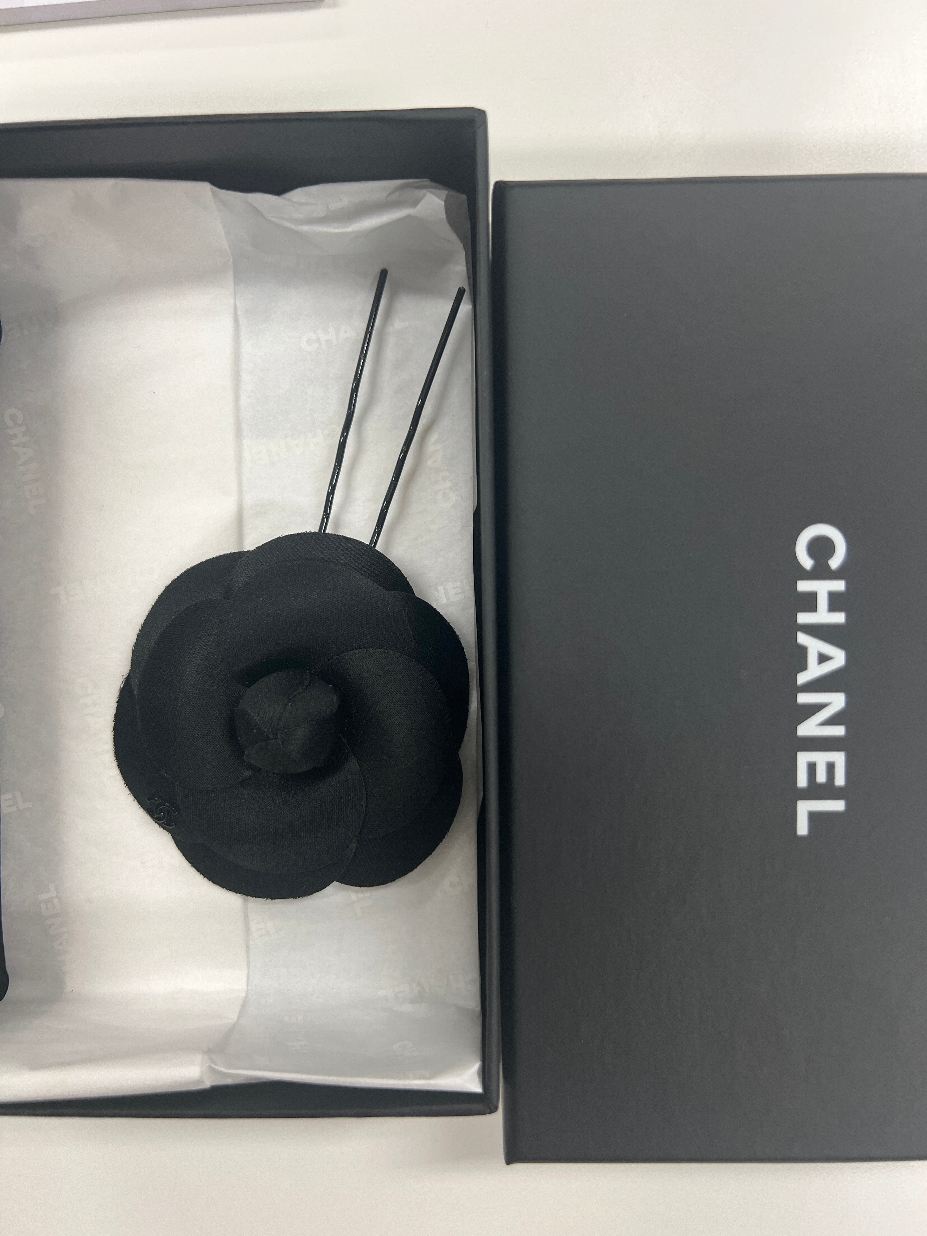 Cleones-Chanel pin-jp