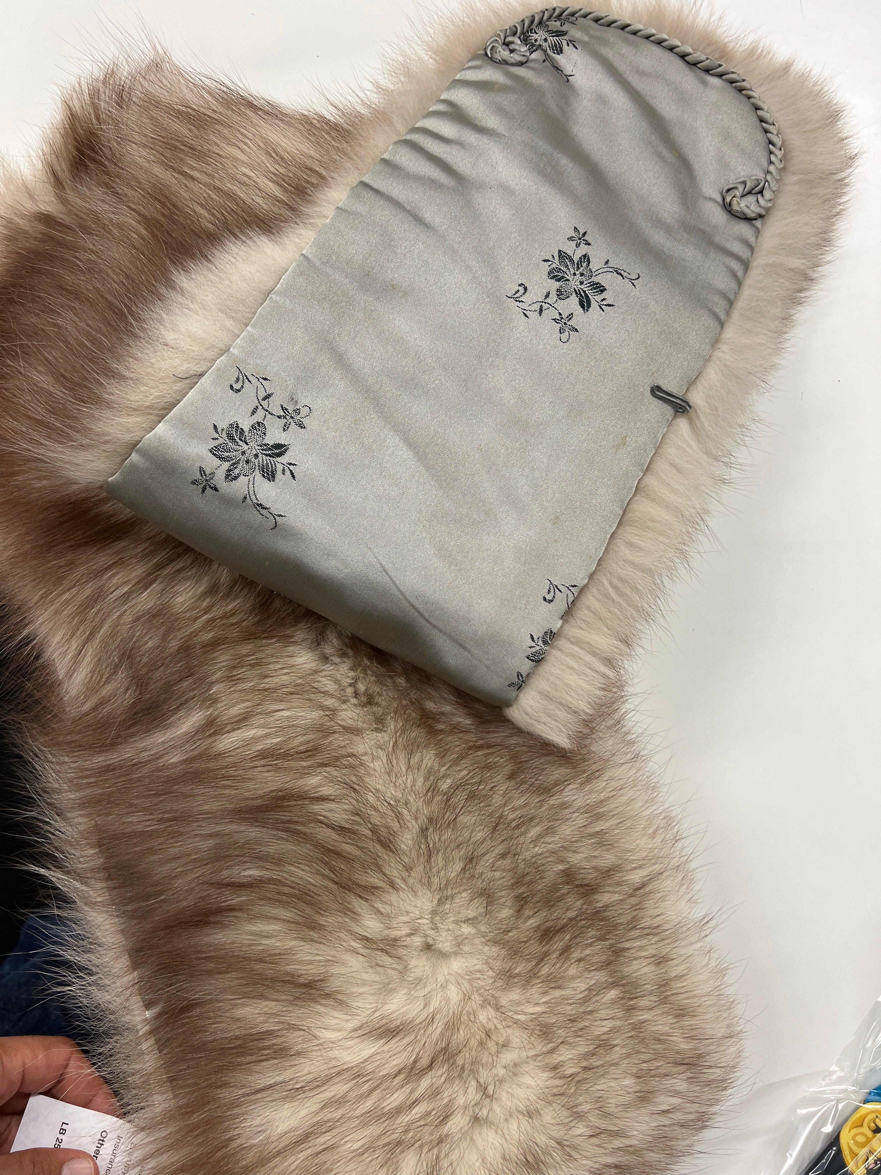 Rbecca235-fox fur stall-jp