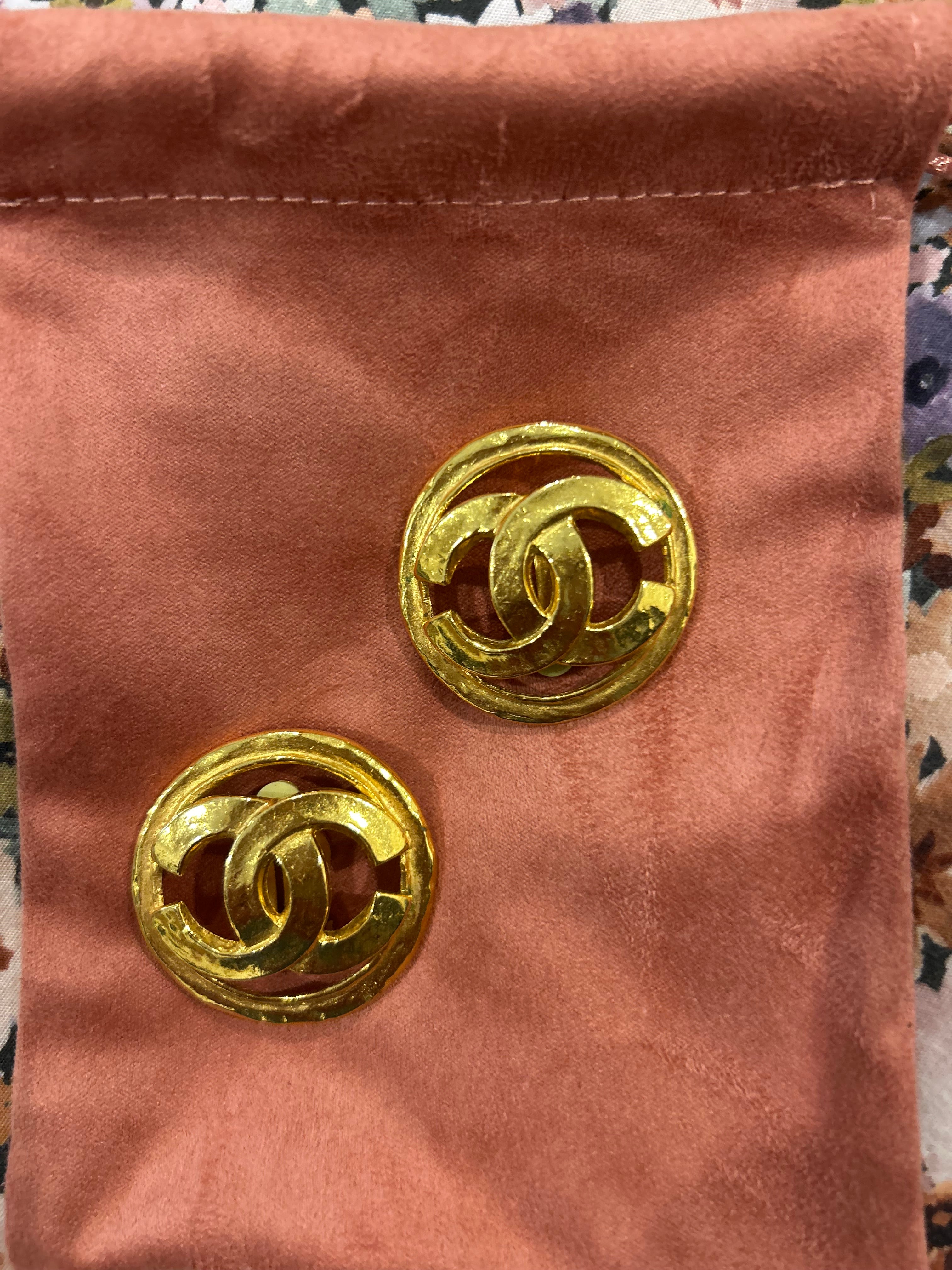 Chanel earrings clip on