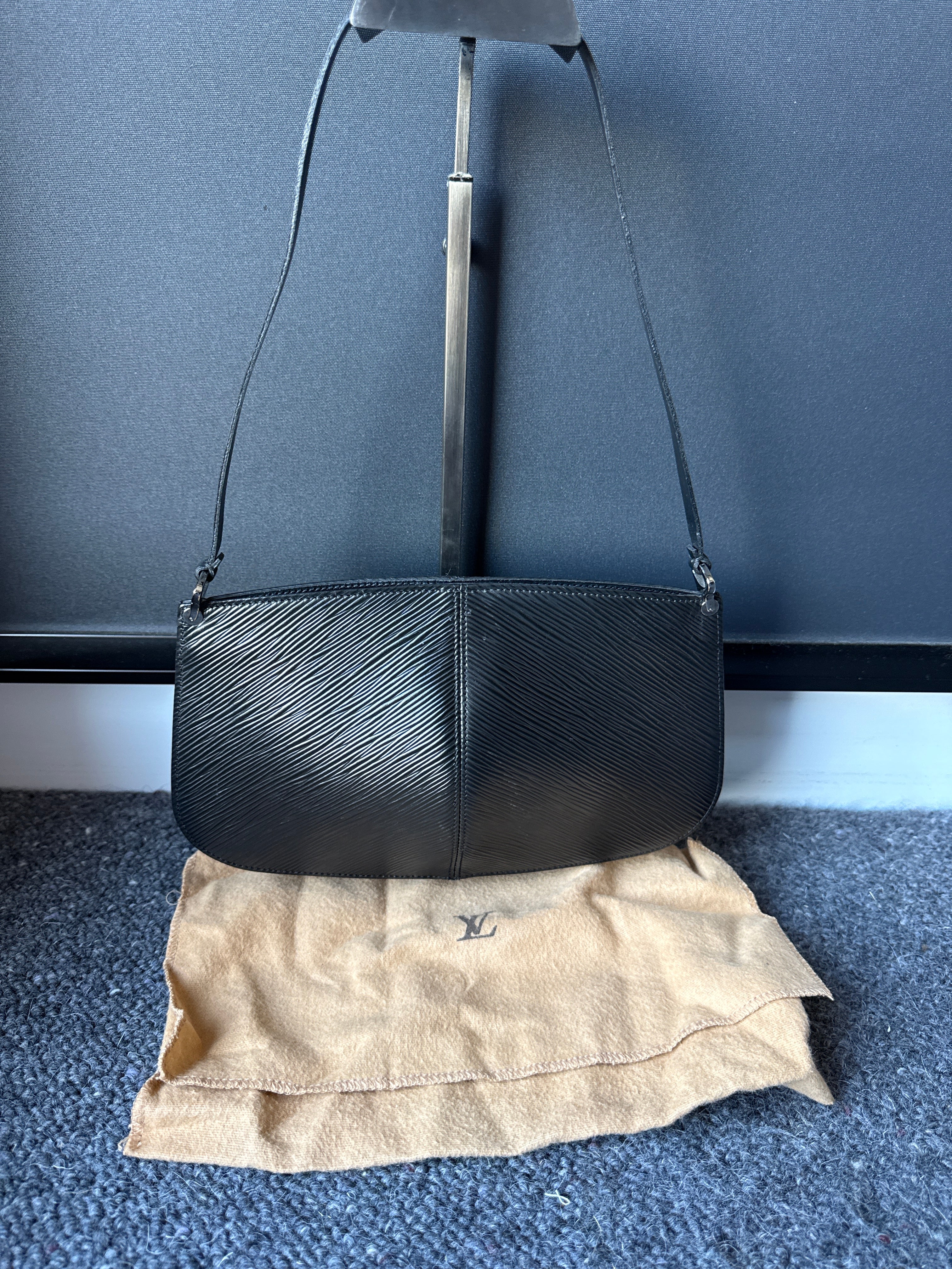 LV epi Pochette shoulder bag black