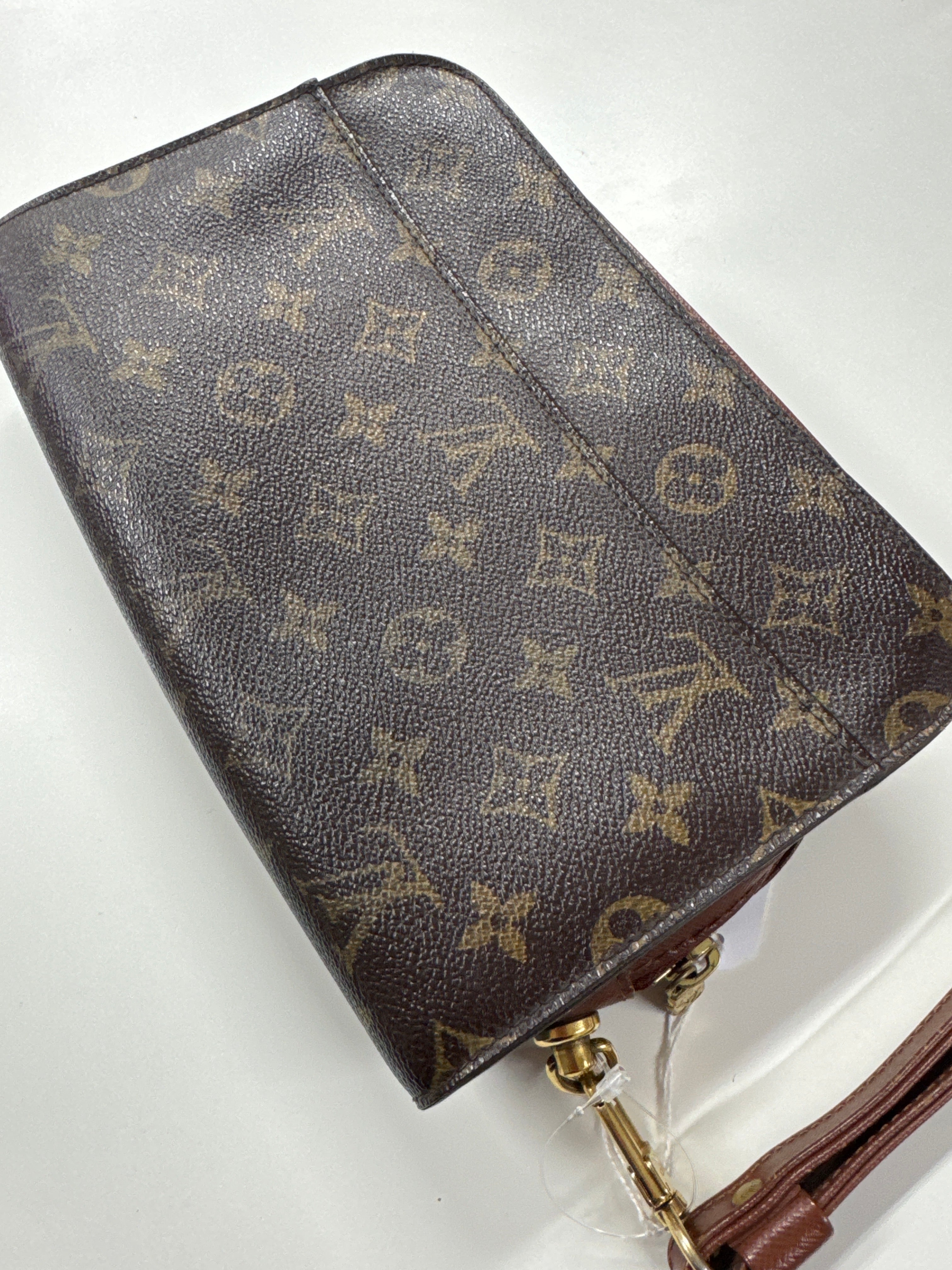 Becky_bella_xo_LV clutch_JP