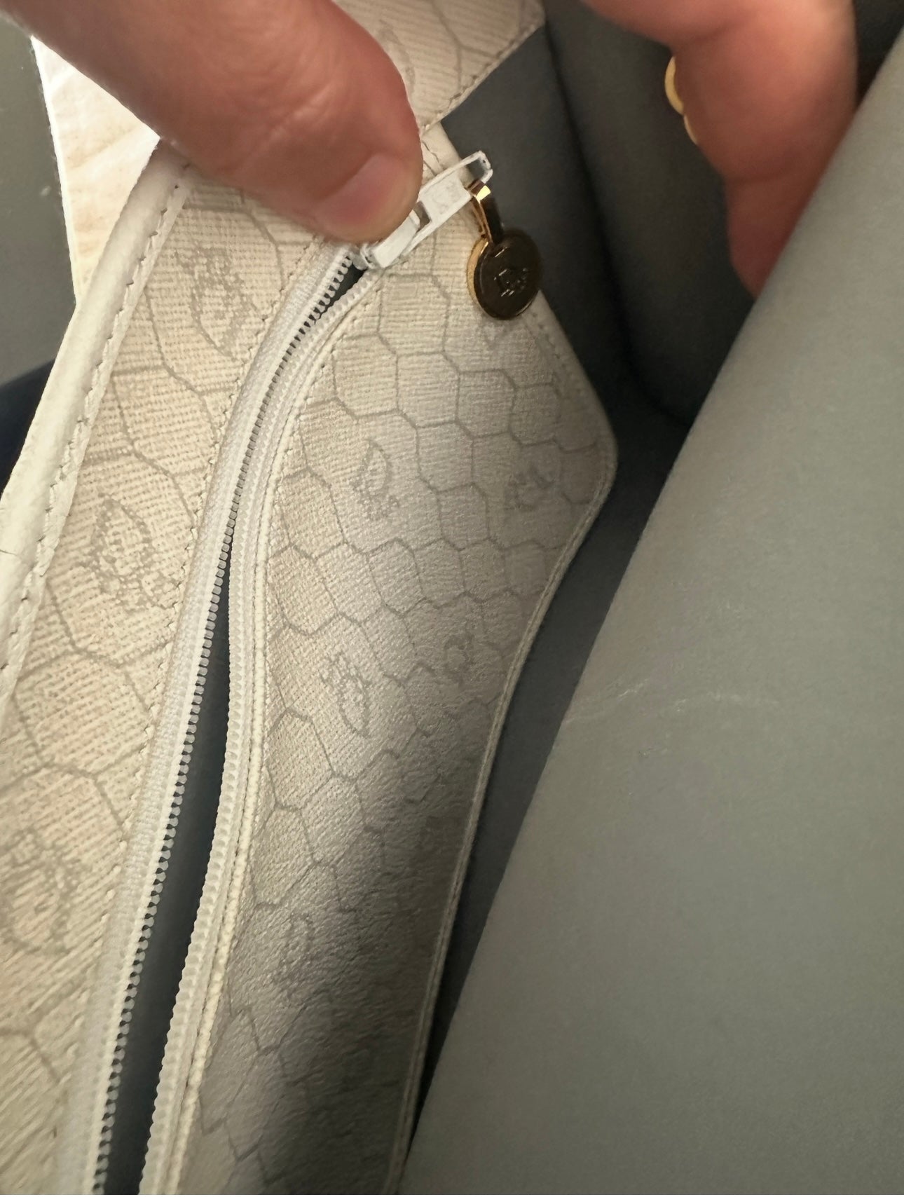 Christian dior - cons