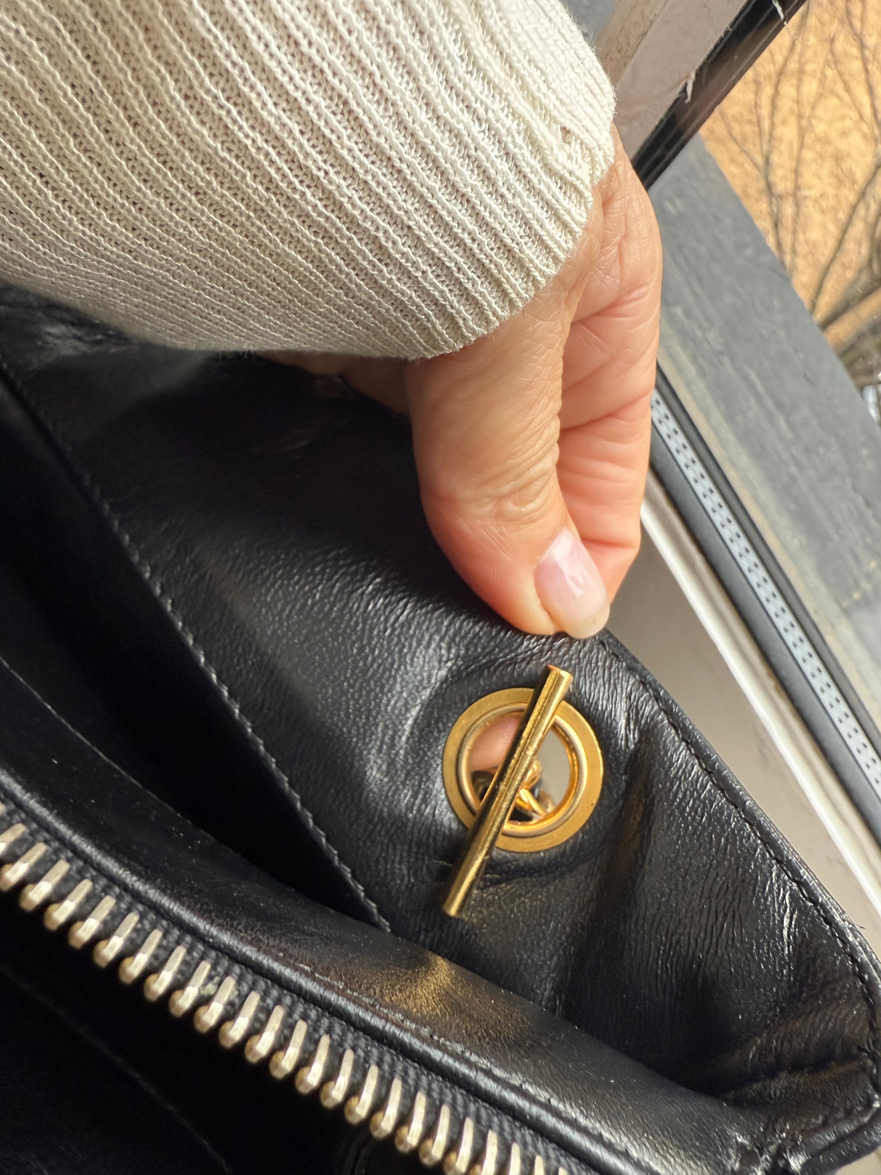 Chanel - Cons