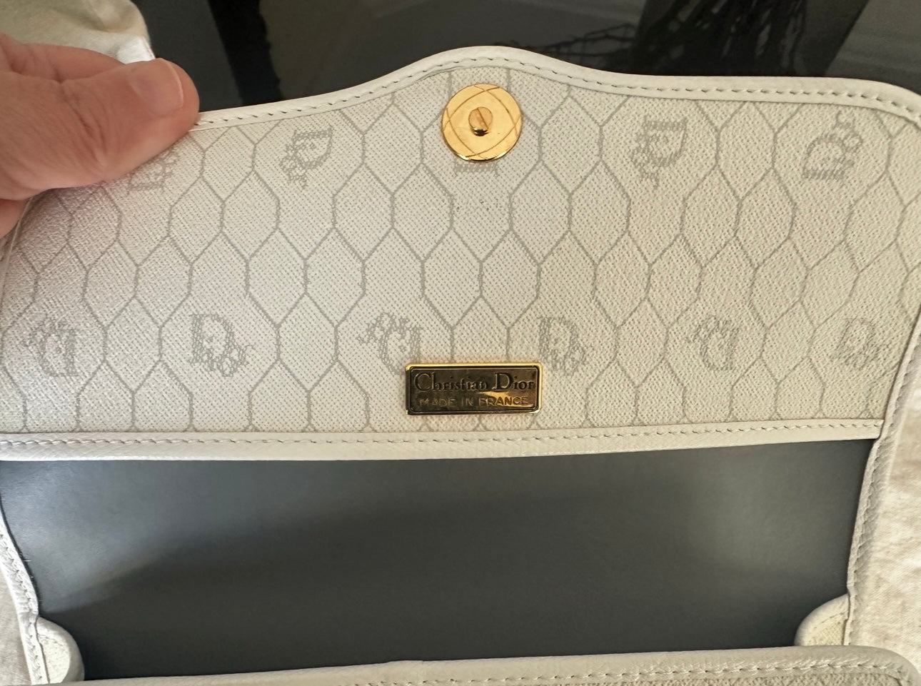 Christian dior - cons